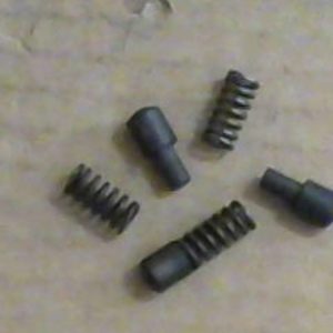 Käynnistinpolkimen lukitusjousi+holkki Tomos